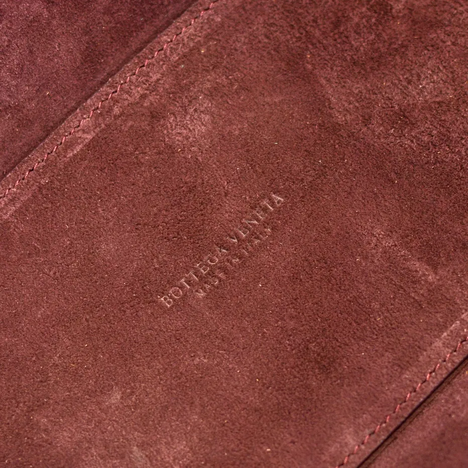 Batch 1860 BottegaVeneta# 🧷Early autumn SLIP tote handbag, the oversized woven design really makes it a huge gap from ordinary tote bags🔗🔗The interior is matched with a leather system ⛓Daniel Lee leads the brand gene to continue to evolve with fresh inspiration🧬🧬 Showing the balance between luxury and reality👉Grape purple Size: 36*24*12【9892#】